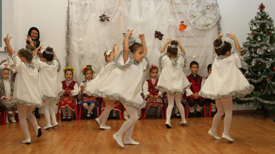 Зарадваха деца от забавачка с нова зала пред Коледа | StandartNews.com