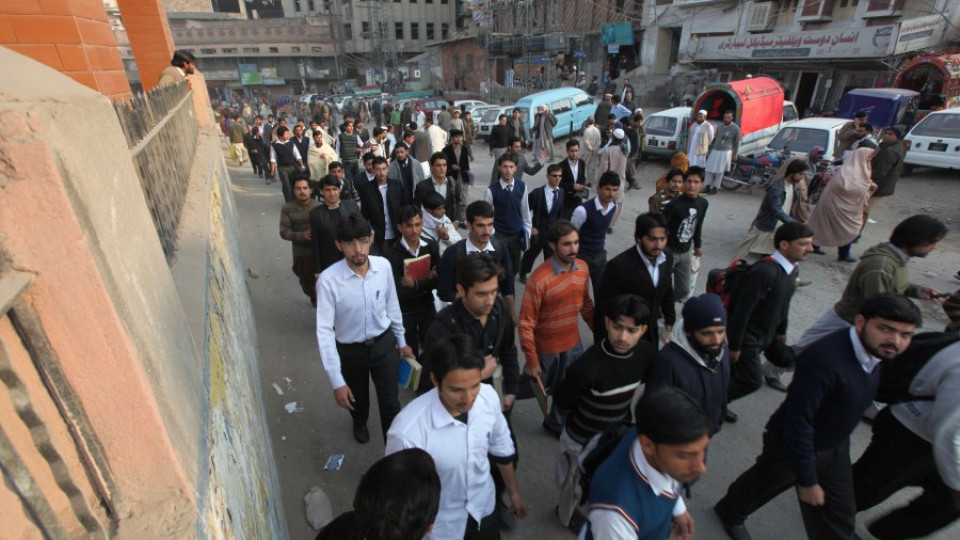 Жертвите в училището в Пакистан са над 126, повечето деца | StandartNews.com