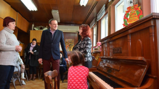 Ново пиано от кампанията „За талантливите деца на Варна"