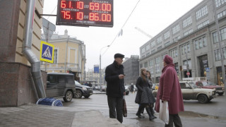За часове еврото проби 100 рубли (ОБЗОР)