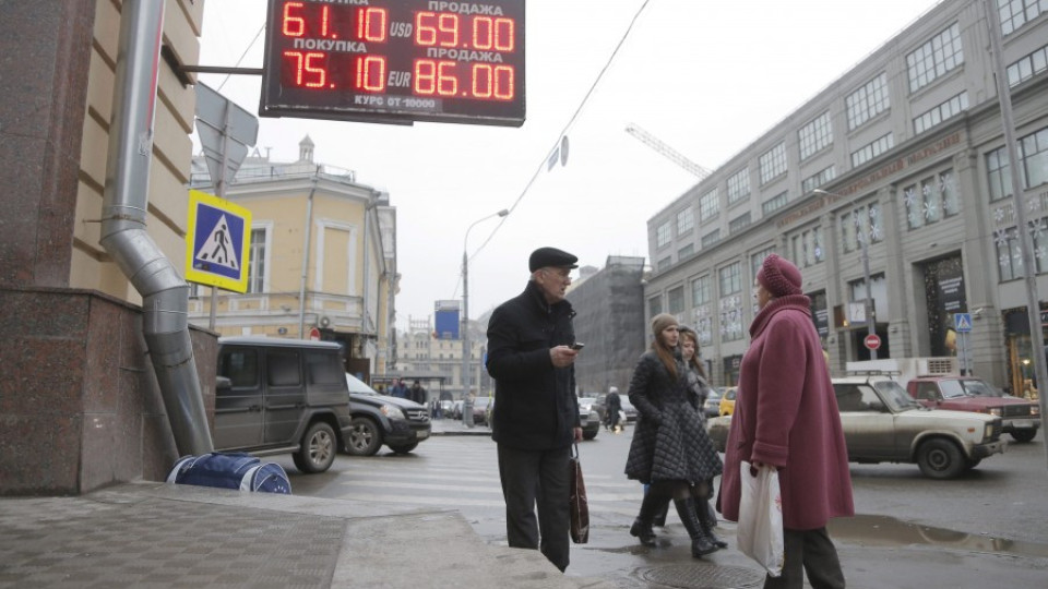 За часове еврото проби 100 рубли (ОБЗОР) | StandartNews.com