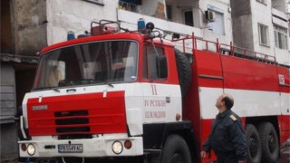 Локомотив изгоря при пожар, машинистът избяга от огъня