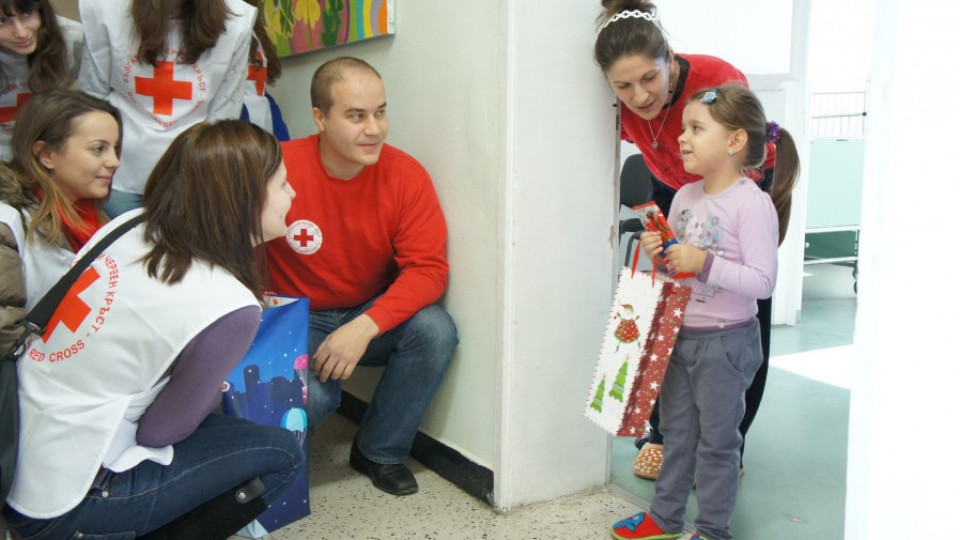 Дядо Коледа ще зарадва болни деца с подаръци от БЧК | StandartNews.com