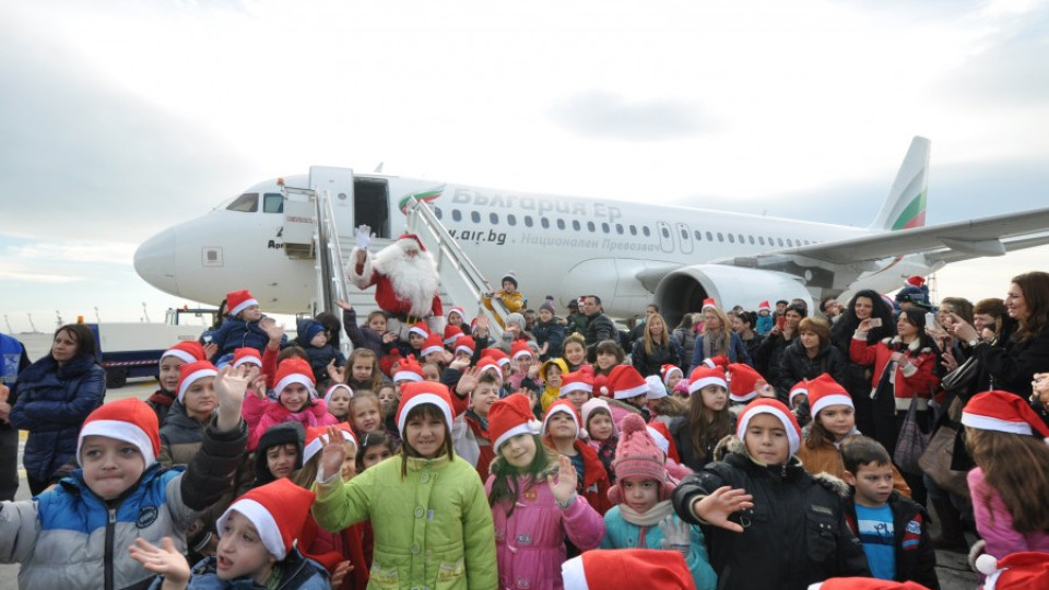 Дядо Коледа кацна със самолет на летище Варна | StandartNews.com
