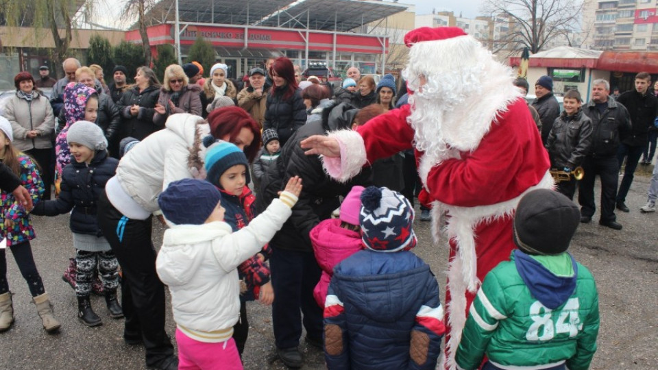 Дядо Коледа зарадва децата в Благоевград | StandartNews.com