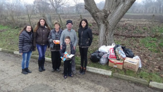 Тийнейджъри зарадваха бедното семейство от Юпер с подаръци