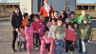 Евангелската църква заведе Дядо Коледа при децата бежанци