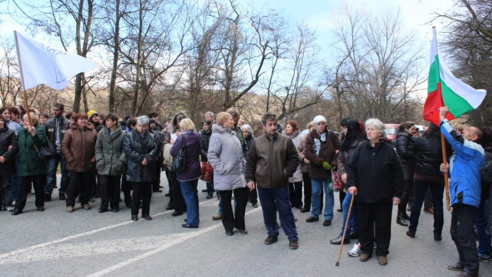 Протест на "Интендантско обслужване" затвори подбалканския път | StandartNews.com