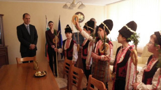 Коледари гостуваха на областния управител Илия Илиев
