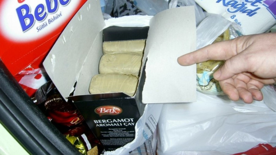 Намериха близо 8 кг хероин в кутии от баклава | StandartNews.com
