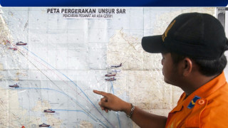 Подозрителни предмети в зоната на издирване на самолета на AirAsia