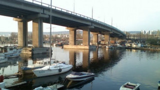 Следят за обледяване Аспаруховия мост във Варна