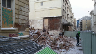 Колона на строеж се срути, разруши каса на зала "България"