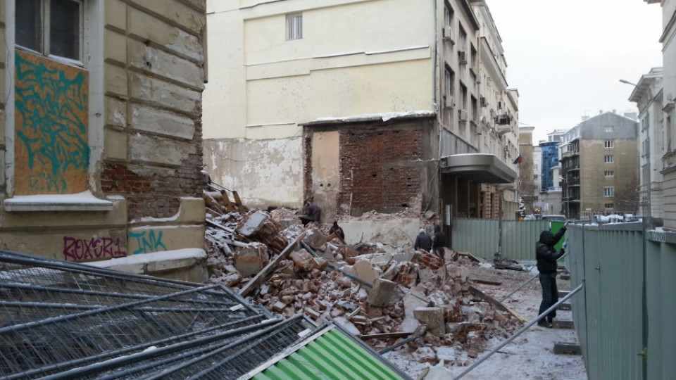 Колона на строеж се срути, разруши каса на зала "България" | StandartNews.com