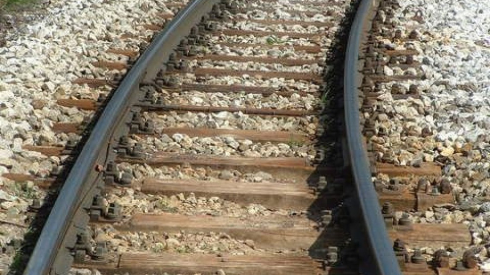 Празнично чудо: Жена оцеля, след като влак я блъсна до релсите | StandartNews.com