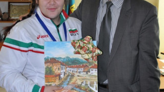 Кмет награди шампионка с картина