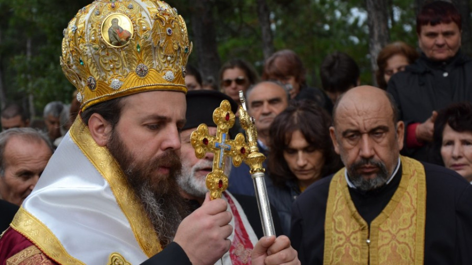 Владика хвърля кръста на Богоявление в Градска река | StandartNews.com