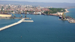 Товарен кораб заседна в пристанище Бургас