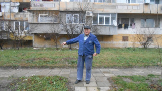 Бай Илия дари пътека на съседите