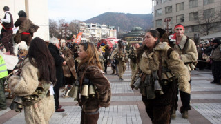 Кукери затвориха централен булевард