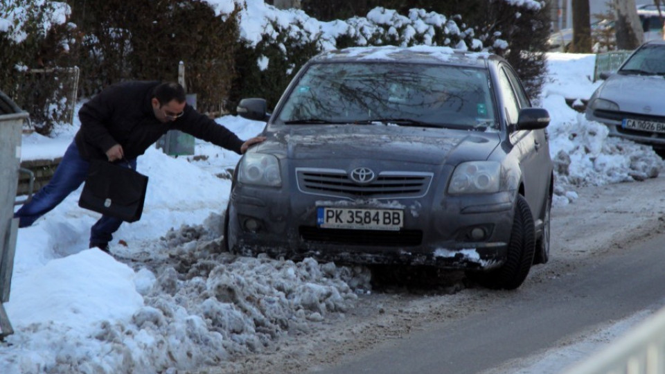 Стръмните улици в София са обработени срещу лед | StandartNews.com