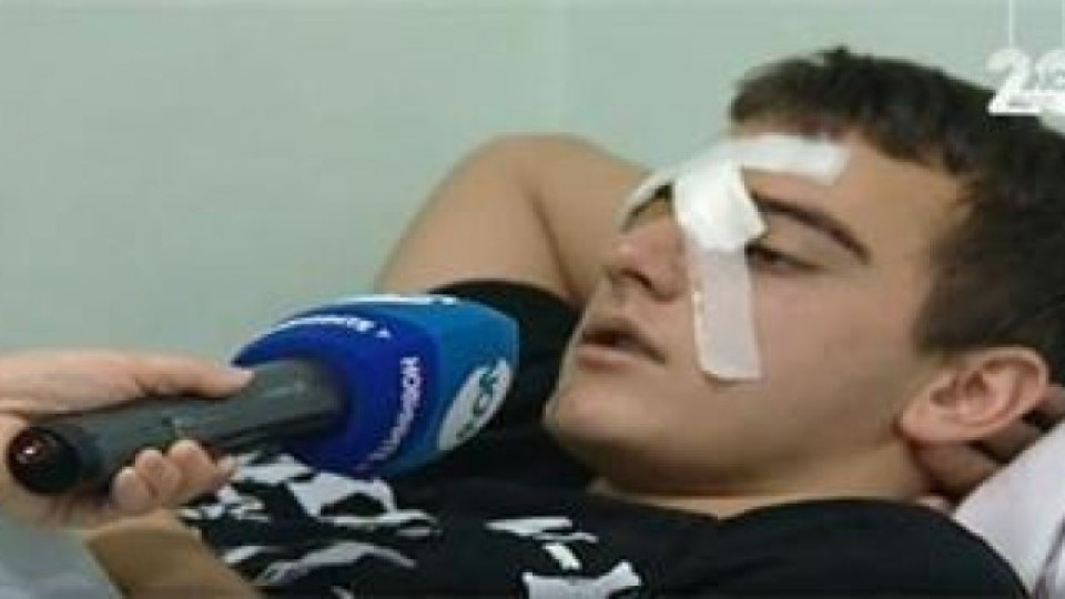 Изписаха от болницата момчето, пребито от футболни фенове | StandartNews.com