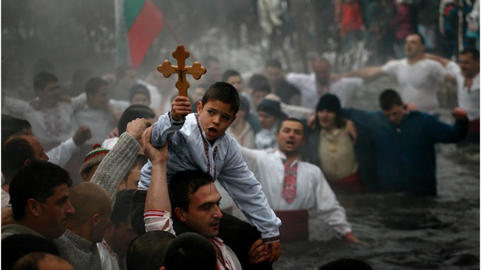 Близо 4 000 заралии ще празнуват на Богоявление | StandartNews.com