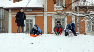 Времето остава студено и снежно