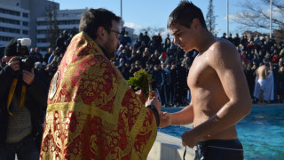 Плувец стигна пръв до кръста в Сандански