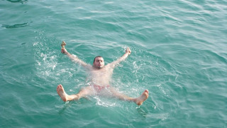 21 мъже скочиха в морето при минус 2 градуса за кръста