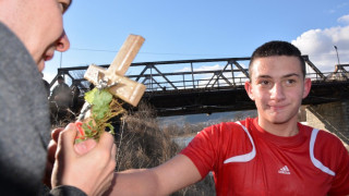 Ученик пребори 20 мъже за кръста в Симитли