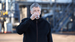 Бил Гейтс пи вода от екскременти