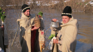 Къпят млади булки с гайди в Карлово