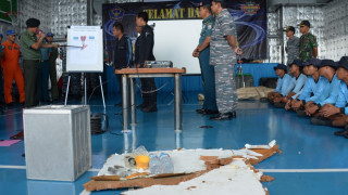 Не могат да извадят опашката на малайзийския самолет от Яванско море 