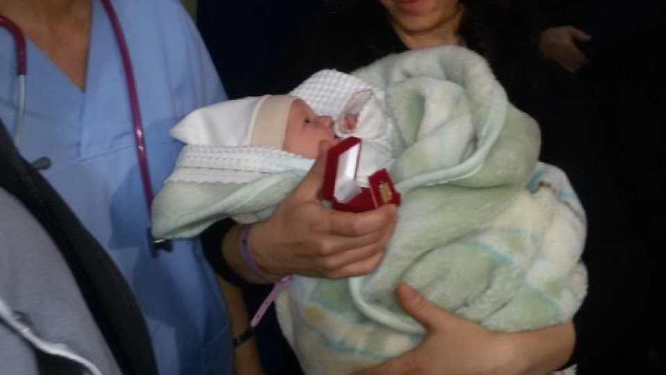 На Бабинден орисаха първото бебе за 2015 г. в Благоевград | StandartNews.com