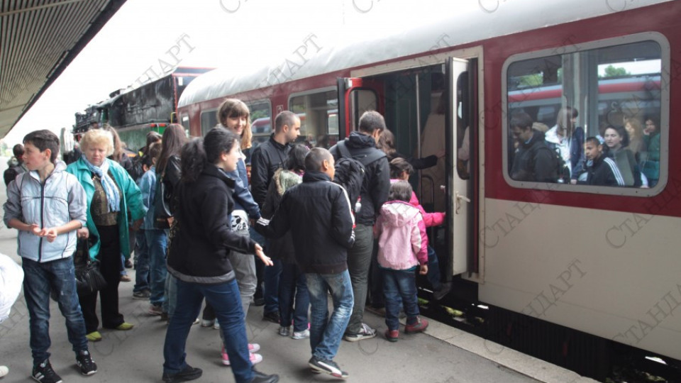 Свлачище спря влакове в Северна България | StandartNews.com