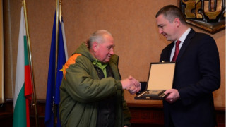 Кмет дари с таблет майстора бай Илия