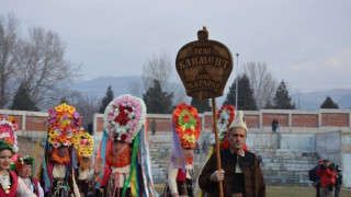 Кукери пуснаха 100 гълъба в небето като посланици на мира 