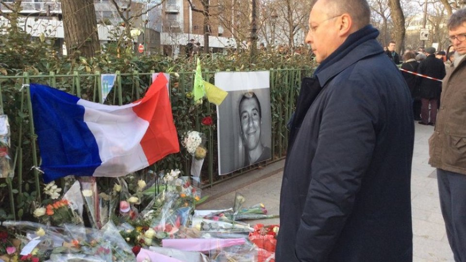 Сергей поднесе цветя пред редакцията на Шарли | StandartNews.com