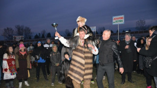 Награди за кукери след 12 часа танци 