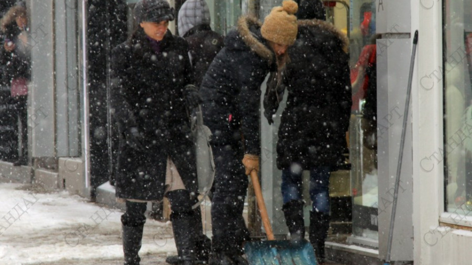 Чистачка счупи крак, докато рине сняг | StandartNews.com