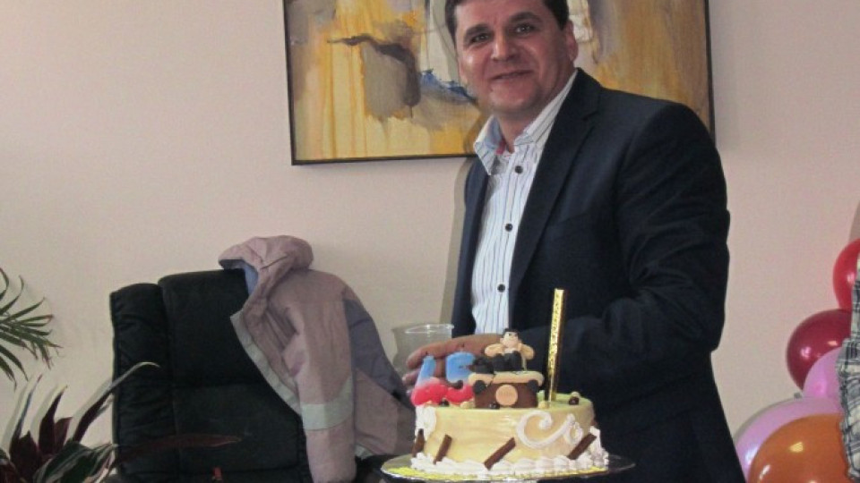 Чиновници с триетажна торта за кмет рожденик | StandartNews.com