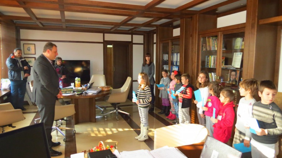 Деца сурвакаха кмета на Банско | StandartNews.com