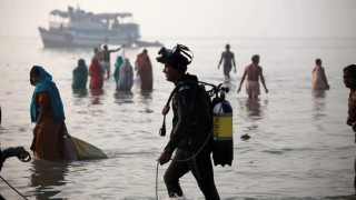 Над 100 човешки трупа изплуваха в река Ганг в Индия