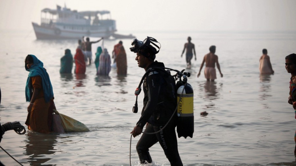 Над 100 човешки трупа изплуваха в река Ганг в Индия | StandartNews.com