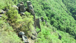 Селяни стягат стаи за гости заради уникален скален град