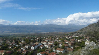 Къща, апартамент и две коли горяха в Пиринско