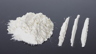 Полицаи пренасят конфискуван кокаин