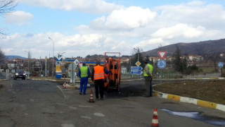 Полагат нов асфалт на кръговото на входа на Момчилград