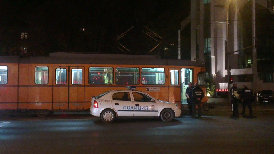 Жената, прегазена от трамвай, с опасност за живота | StandartNews.com